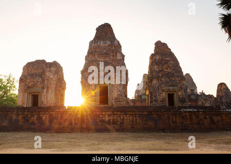 Angkor tramonto , - il sole che tramonta dietro Pre Rup tempio di Angkor, sito patrimonio mondiale dell UNESCO, Siem Reap Provincia, Cambogia Asia Foto Stock