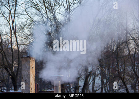 Stack di fumare. L'inquinamento atmosferico e il cambiamento climatico del tema. Ambiente povero nella città. Catastrofe ambientale. Le emissioni nocive nell'ambiente. S Foto Stock