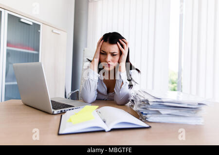 Premuto imprenditrice nel suo ufficio non riesco a finire il lavoro in tempo Foto Stock