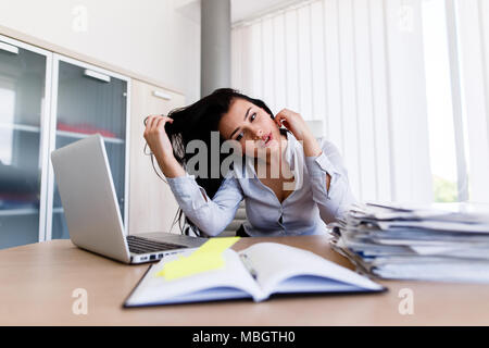 Premuto imprenditrice nel suo ufficio non riesco a finire il lavoro in tempo Foto Stock