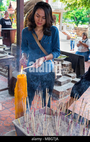 Incenso di illuminazione di Wat Yai Chai Mongkhon, Ayutthaya, Thailandia Foto Stock