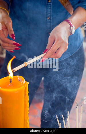 Incenso di illuminazione di Wat Yai Chai Mongkhon, Ayutthaya, Thailandia Foto Stock