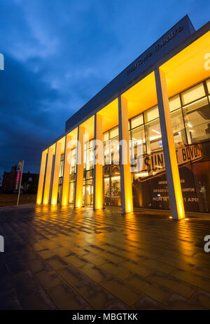 L'ingresso alla Marlowe Theatre building a Canterbury, illuminate al tramonto. Foto Stock