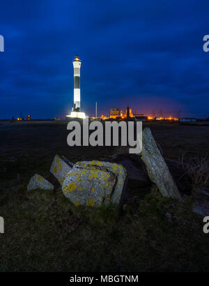 Il nuovo faro e la centrale nucleare di Dungeness su alla costa del Kent accesa durante il crepuscolo. Foto Stock