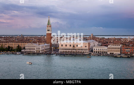 La vista del Campanile di San Marco e Piazza San Marco dalla parte superiore della chiesa di San Giorgio Maggiore a Venezia, Italia. Foto Stock