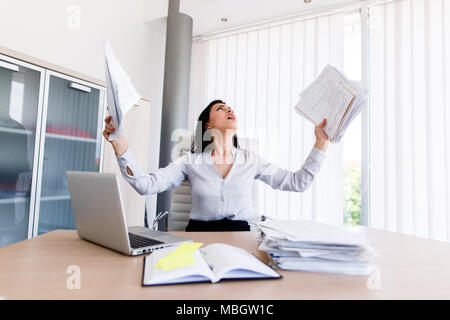 Premuto imprenditrice nel suo ufficio non riesco a finire il lavoro in tempo Foto Stock