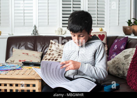 10-11 anni ragazzo scuola di studi presso la casa,Surrey, Regno Unito Foto Stock