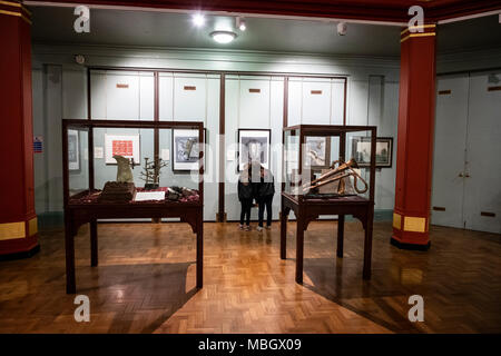 Due giovani ragazze guardando l'arte e le sculture all'interno Cliffe Castle Museum, Keighley, Bradford, Yorkshire, Regno Unito. Foto Stock