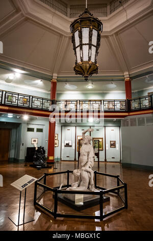 Sculture e arte interno Cliffe Castle Museum e la Galleria, Keighley, Bradford, Yorkshire, Regno Unito. Foto Stock