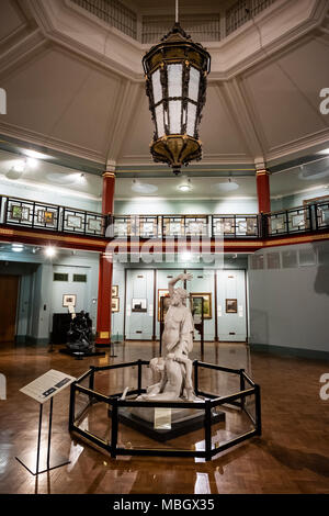 Sculture e arte interno Cliffe Castle Museum, Keighley, Bradford, Yorkshire, Regno Unito. Foto Stock