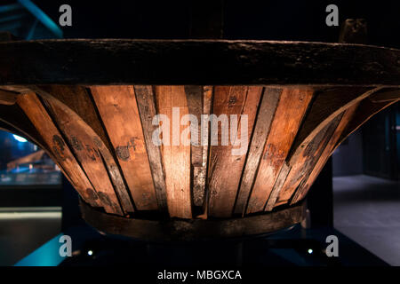 Crows Nest (un ricambio, in deposito all'interno della nave ed è per questa ragione che sono sopravvissuti) trovati nel relitto della Mary Rose. Il Mary Rose Museum, Portsmouth Historic Dockyard REGNO UNITO Foto Stock