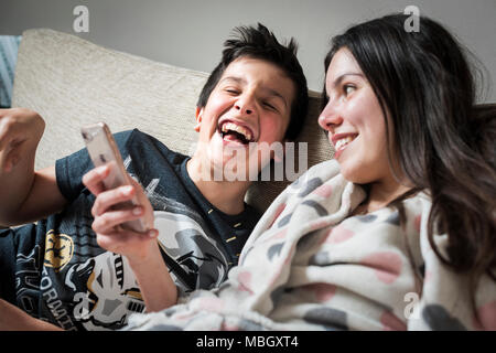 I bambini guardare divertenti video insieme su smart phone Foto Stock