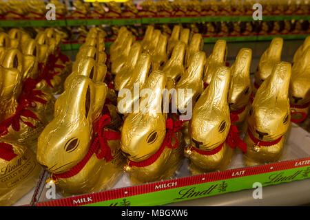 Coniglio al cioccolato avvolto in foglio prodotto dal produttore di cioccolato Lindt & Sprüngli, il famoso cioccolatiere svizzero, particolarmente popolare a Pasqua. (96) Foto Stock