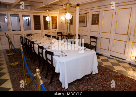 Degli ufficiali di tavolo da pranzo vicino all'alloggio del comandante / camere del dispositivo HMS Warrior. Portsmouth Historic Dockyard. Regno Unito. (95) Foto Stock