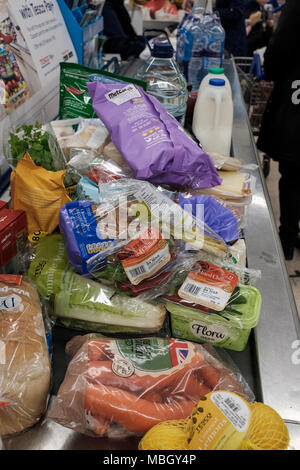 Shopping al supermercato Tesco, confezionamento in plastica Foto Stock