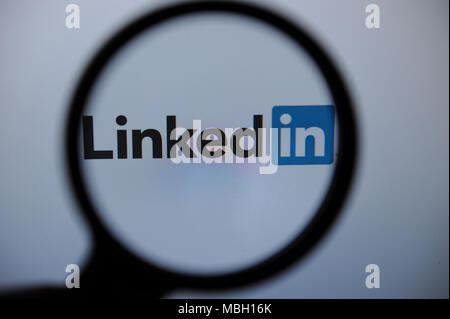 Il logo Linkedin è visto attraverso una lente di ingrandimento Foto Stock
