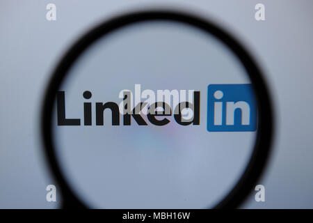 Il logo Linkedin è visto attraverso una lente di ingrandimento Foto Stock