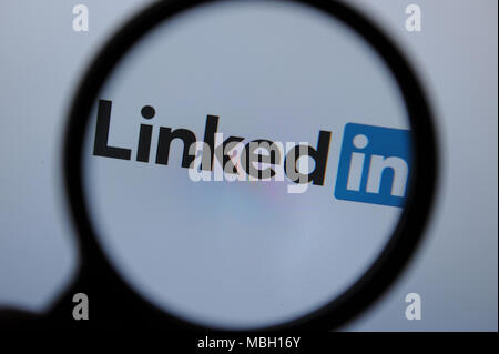Il logo Linkedin è visto attraverso una lente di ingrandimento Foto Stock