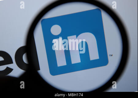 Il logo Linkedin è visto attraverso una lente di ingrandimento Foto Stock