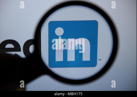 Il logo Linkedin è visto attraverso una lente di ingrandimento Foto Stock