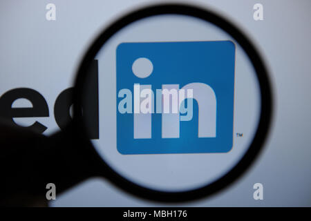 Il logo Linkedin è visto attraverso una lente di ingrandimento Foto Stock