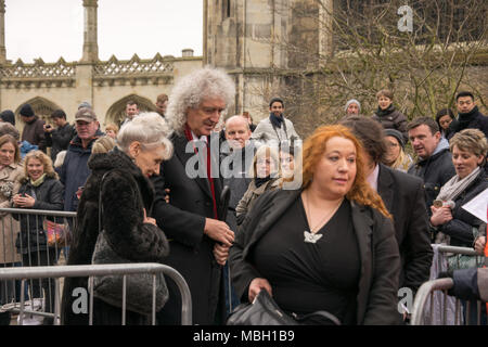 Anita Dobson e Brian può assistere a Stephen Hawkin funerale Foto Stock