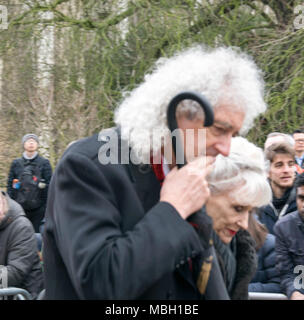 Brian May e Anita Dobson atten Stephen Hawking i funerali Foto Stock