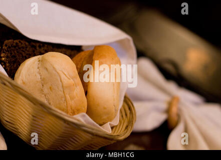 Il pane in un cesto Foto Stock