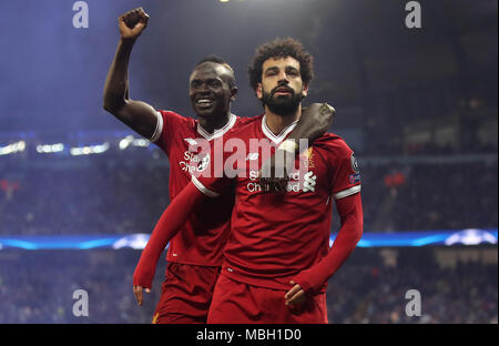 Liverpool è Mohamed Salah punteggio celebra il suo lato del primo obiettivo del gioco con Sadio Mane durante la UEFA Champions League quarti di finale presso l'Etihad Stadium e Manchester. Foto Stock