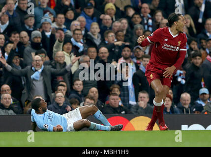 Manchester City's Raheem Sterling (sinistra) passa in Liverpool di Virgilio van Dijk durante la UEFA Champions League quarti di finale presso l'Etihad Stadium e Manchester. Foto Stock