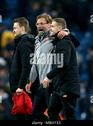 Liverpool manager Jurgen Klopp (centro) e a Liverpool la Giordania Henderson (destra) celebrare dopo il fischio finale durante la UEFA Champions League quarti di finale presso l'Etihad Stadium e Manchester. Foto Stock