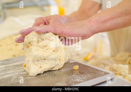 La preparazione e la pesatura di impasto in un grande panificio. Foto Stock