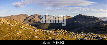 Lodore Falls gamma, Esk Pike & Bowfell, Lake District inglese Foto Stock