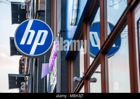 BUDAPEST, Ungheria - 6 Aprile 2018: logo HP sul loro negozio principale per l'Ungheria durante la sera. Hewlett Packard è uno dei principali produttori di computer Foto Stock