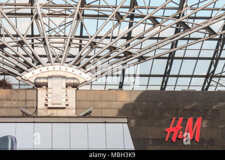 BUDAPEST, Ungheria - 6 Aprile 2018: il Logo H&M store su un gigantesco centro commerciale nella capitale ungherese. H & M è un famoso di vendita al dettaglio di abbigliamento fermo immagine di t Foto Stock