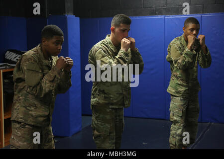 Stati Uniti I soldati dell esercito assegnato alla 55th Signal Company (lotta contro la telecamera) esegue un atteggiamento forte durante il Basic Combatives corsi a Gaffney Centro Fitness situato a Fort George G Meade, Maryland, Dic 11, 2017. L'esercito combatives programma unità migliora la Combat Readiness mediante la costruzione di soldati' personale coraggio, fiducia e resilienza nonché la loro reattività situazionale al vicino quartiere minacce nell'ambiente operativo. Foto Stock