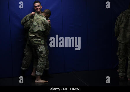 Stati Uniti I soldati dell esercito assegnato alla 55th Signal Company (lotta contro la telecamera) pratica una posizione a parete durante il Basic Combatives corsi a Gaffney Centro Fitness situato a Fort George G Meade, Maryland, Dic 11, 2017. L'esercito combatives programma unità migliora la Combat Readiness mediante la costruzione di soldati' personale coraggio, fiducia e resilienza nonché la loro reattività situazionale al vicino quartiere minacce nell'ambiente operativo. Foto Stock