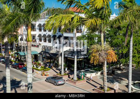 Inn sul quinto Hotel e le aziende di commercio al dettaglio lungo la Quinta Avenue, Naples, Florida, Stati Uniti d'America Foto Stock