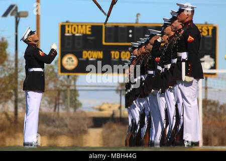 Caporale Christopher Ochoa, fucile inspector, U.S. Marine Corps Silent Drill Platoon, si prepara a prendere un fucile durante un tour della costa ovest di prestazioni a Marine Corps Air Ground Centro di combattimento, venti nove palmi, ca. 14 marzo 2018. Il comandante generale della base, il Mag. Gen. William F. Mullen II, fu ufficiale di hosting per la cerimonia. Foto Stock