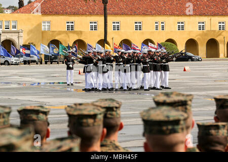 Marines con gli Stati Uniti Marine Corps Silent Drill Platoon eseguono i loro "bomba scoppia" sequenza durante un tour della costa ovest di prestazioni a Marine Corps reclutare Deposito (MCRD), San Diego, Ca., 17 marzo 2018. Il audince membri della cerimonia incluse molte reclute corrente nonché praticare gli istruttori di MCRD San Diego. Foto Stock