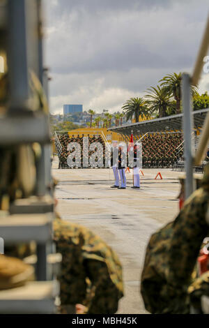 Marines con gli Stati Uniti Marine Corps Silent Drill Platoon eseguire un "fucile ispezione" sequenza durante un tour della costa ovest di prestazioni a Marine Corps reclutare Deposito (MCRD), San Diego, Ca., 17 marzo 2018. Il audince membri della cerimonia incluse molte reclute corrente nonché praticare gli istruttori di MCRD San Diego. Foto Stock