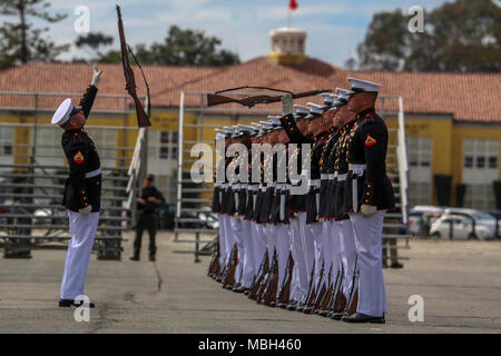 Caporale Christopher Ochoa, fucile inspector, U.S. Marine Corps Silent Drill Platoon, si prepara a prendere un fucile durante un tour della costa ovest di prestazioni a Marine Corps reclutare Deposito (MCRD), San Diego, Ca., 17 marzo 2018. Il audince membri della cerimonia incluse molte reclute corrente nonché praticare gli istruttori di MCRD San Diego. Foto Stock