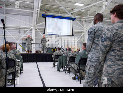 Stati Uniti Air Force Lt. Gen. L. Scott Riso, direttore, Air National Guard e Chief Master Sgt. Ronald Anderson, a destra il comando Capo della Air National Guard ha risposto alle domande dei membri del 133rd Airlift Wing in St. Paul, Minn., Marzo 25, 2018. La sessione di domande e risposte è stato parte di un evento di chiamata in cui hanno risposto alle domande poste da aviatori relative ai loro campi di carriera. Foto Stock