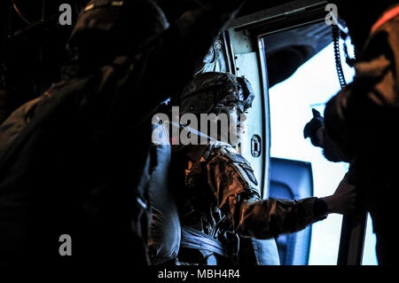 CPT Calhoun, un Jumpmaster assegnato all'173rd Brigata Aerea, riceve il trenta seconda notifica da una Forza Aerea Loadmaster durante la conduzione di un assalto aerotrasportato su un obiettivo nel Nord Italia. Foto Stock