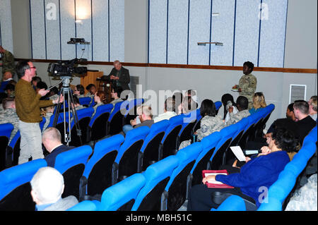 A destra, U.S. Esercito Lt.Col. Crystal M. Colline Commander, Campo dell'esercito battaglione di supporto - Africa, 405 Campo dell'esercito brigata di supporto, Livorno, Italia, durante il Tricare Town Hall presso il Camp Darby Theatre, Camp Darby, Pisa, Italia, Marzo 26, 2018. Foto Stock