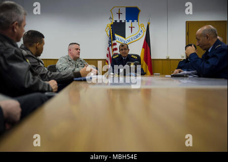 Stati Uniti Air Force Col. Stephen Scherzer, 52nd gruppo Manutenzione commander, mutandine Il Mag. Gen. Hassan Fakri, Marocchina Royal Air Force Vice ispettore, sui diversi tipi di pianificazione e la pianificazione dei processi della cinquantaduesima MXG a Spangdahlem Air Base, Germania, 28 marzo 2018. Durante la visita, i dirigenti senior dal RMAF imparato le best practice da MXG per meglio facilitare e far funzionare i loro F-16 battenti la missione. Foto Stock