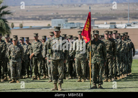 Marines del 7° Reggimento Marine stand in formazione per un post e sollievo cerimonia alla lancia Cpl. Torrey L. campo grigio a bordo del Marine Corps Air Ground Centro di combattimento, ventinove Palms, California, 29 marzo 2018. Durante la cerimonia, Sgt. Il Mag. Edward G. Zapata Jr. rinunciato il suo post a Sgt. Il Mag. Anthony J. Pompos. Foto Stock