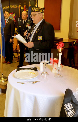 Leroy Janske, un veterano del Vietnam, conduce l'uomo mancante durante la cerimonia di benvenuto a casa: una guerra di Vietnam commemorazione' a veterani delle guerre straniere Post 305 in Eau Claire, Wis., Marzo 29. La manifestazione ha avuto luogo 45 anni dal giorno in cui l'ultimo le truppe degli Stati Uniti si è ritirato dal Vietnam. Wisconsin Guardia Nazionale Foto Stock