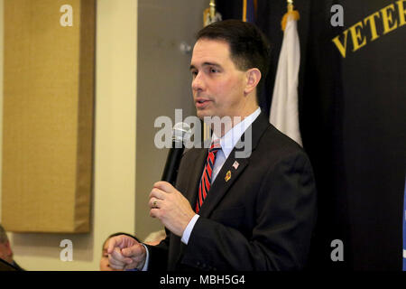 Gov. Scott Walker onora i veterani del Vietnam durante "Benvenuti a casa: una guerra di Vietnam commemorazione' a veterani delle guerre straniere Post 305 in Eau Claire, Wis., Marzo 29. La manifestazione ha avuto luogo 45 anni dal giorno in cui l'ultimo le truppe degli Stati Uniti si è ritirato dal Vietnam. Wisconsin Guardia Nazionale Foto Stock