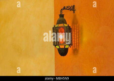 Appendere arabo con lampada sul lucido astratto sfondo notturno Foto Stock